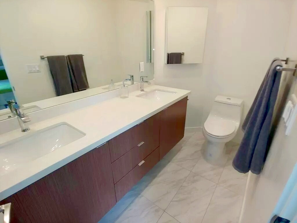 Building Photo - 654 N Virgil Ave