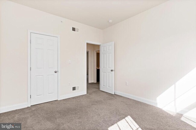 Building Photo - 1323 Saxton Wy