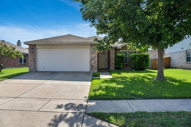 Primary Photo - Beautiful 3 bed 2 bath home in Poynter Cro...