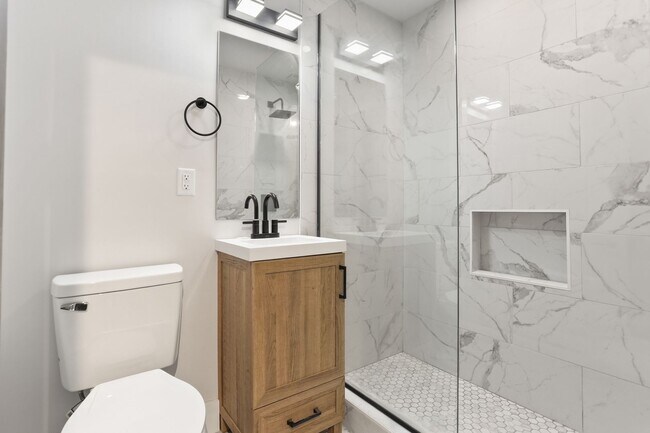 Building Photo - Brand new 1BD/1BA units in Gated Complex, ...