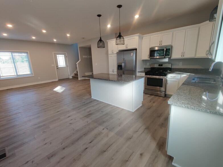 Building Photo - 2768 Clover Ridge Dr