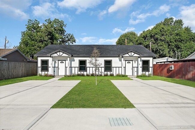 Primary Photo - 12009 Meadowgreen St