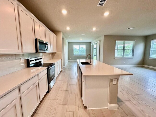 Building Photo - 9035 Dahlia Cir