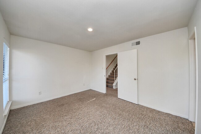 Building Photo - 1059 Country Pl Dr