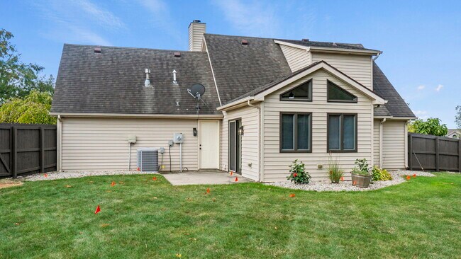 Building Photo - 7117 Country Hill Dr