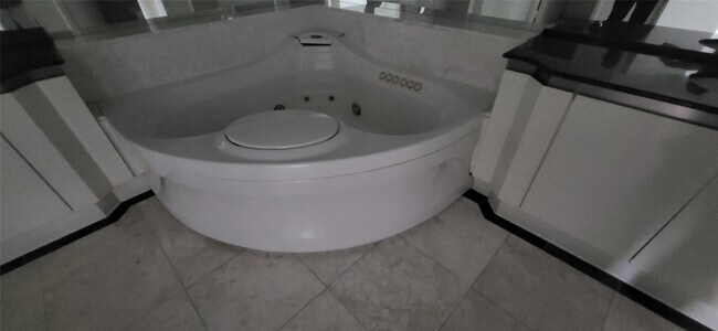 Building Photo - 2600 Island Blvd