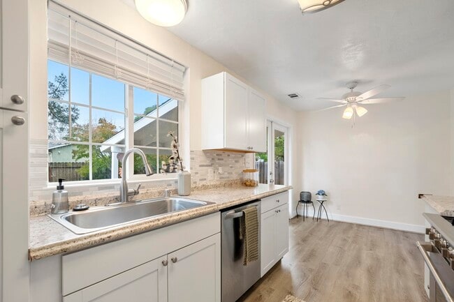 Building Photo - 2561 Pacific St