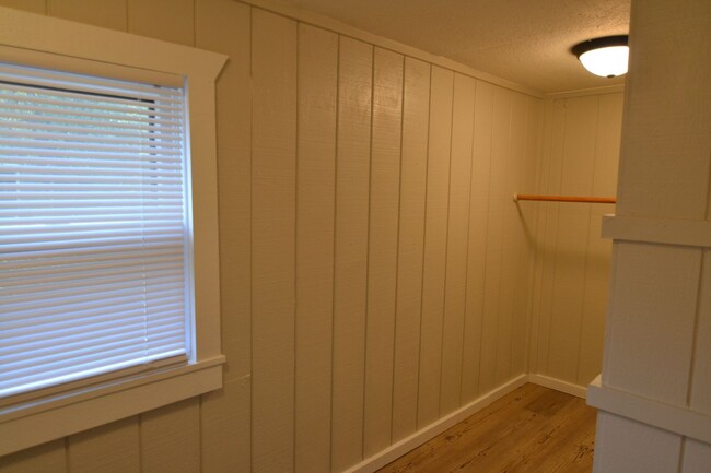 Building Photo - Charming 1 Bedroom Home Available!