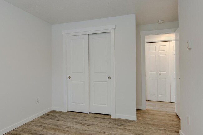 Building Photo - Newly Renovated Townhouse - Pet Friendly!!