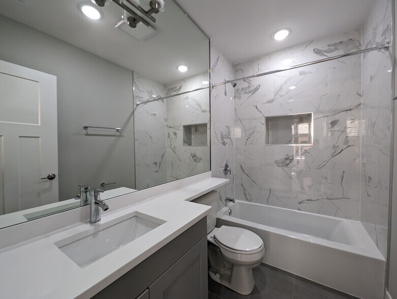 Building Photo - 423 W Belden Ave