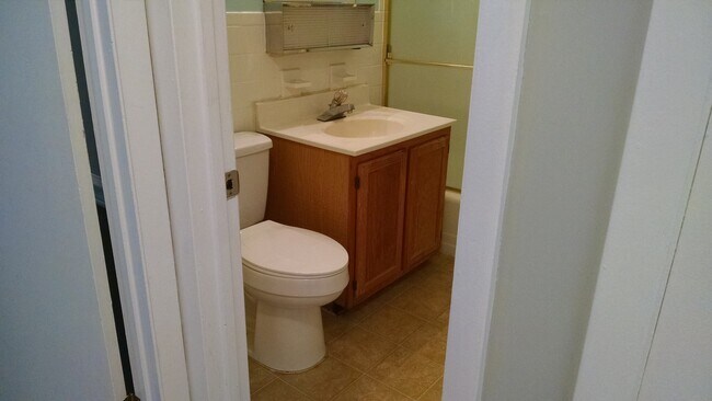 Building Photo - 2BR/1BA Condo Near UTK | Parking & Pool