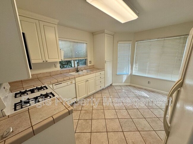 Building Photo - 204 Sapphire Ct