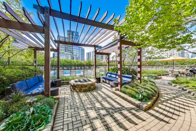 Building Photo - 400 N La Salle Dr