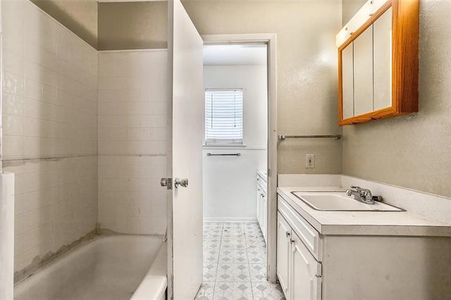 Building Photo - 724 E Mustang St