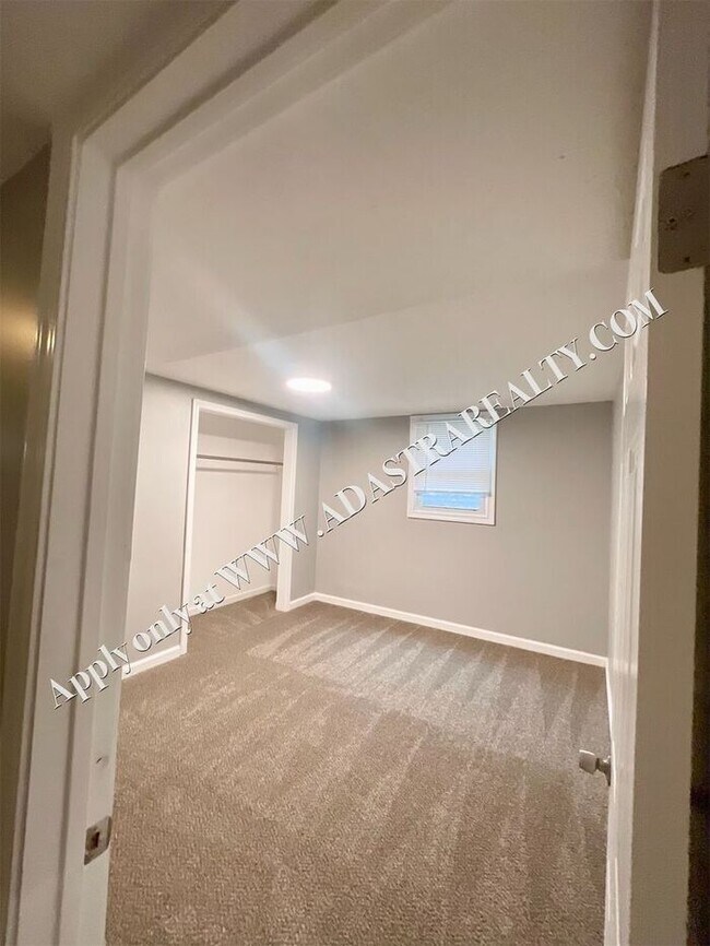 Building Photo - Completely Remodeled and Updated 6 Bedroom/3 Bath House in North KC!!-Available in AUGUST!!