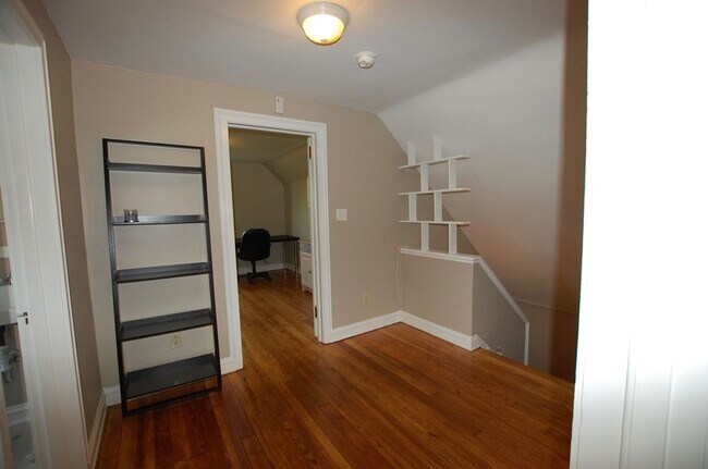 Building Photo - Stunning completely furnished and remodeled 3rd floor suite!