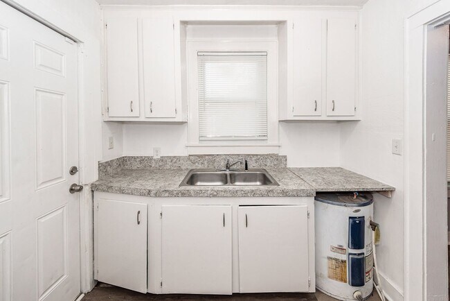 Building Photo - 3 Bedroom, 1 Bathroom Home in Dorchester Terrace - North Charleston