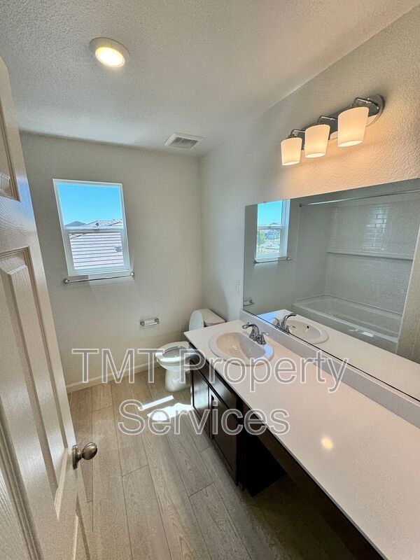 Building Photo - 1372 Redford Wy