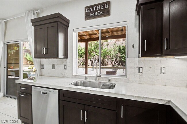 Building Photo - 2025 Shining Feather Ln