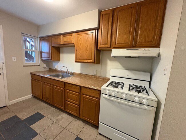 Building Photo - Spacious 1 Bedroom in Bellevue with Balcony and Garage space!