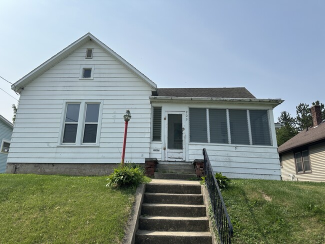 Building Photo - 909 E Garden St