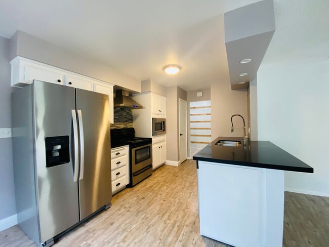 Building Photo - $2,100 Charming 3 Bedroom Home With 2 Livi...