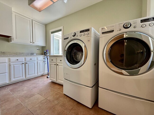 Building Photo - Stunning, Furnished 4 Bed 3.5 Bath + Offic...