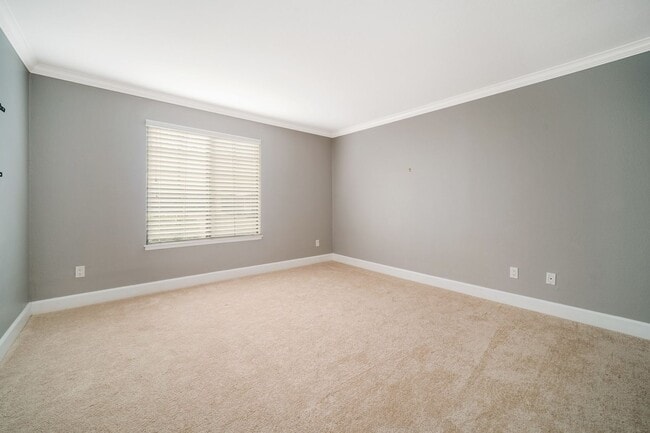 Building Photo - Updated 2 bed/2 bath Condo in Crestview Avaliable NOW!!! - $2,800/mo