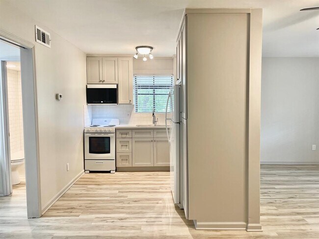 Building Photo - 1311 Antoine Dr