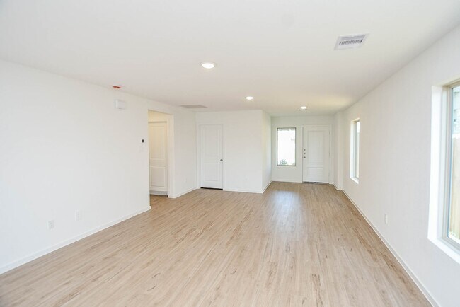 Building Photo - 1542 San Sebastien Dr