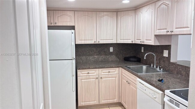 Building Photo - 10421 N Kendall Dr
