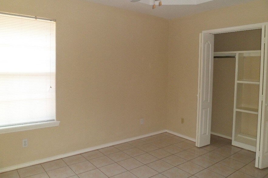 Building Photo - 1014 Stonehaven Blvd