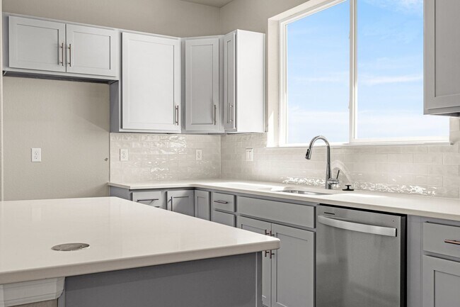 Building Photo - Luxury 4 Bed Townhouse with Amazing City and Mt Views on Westside