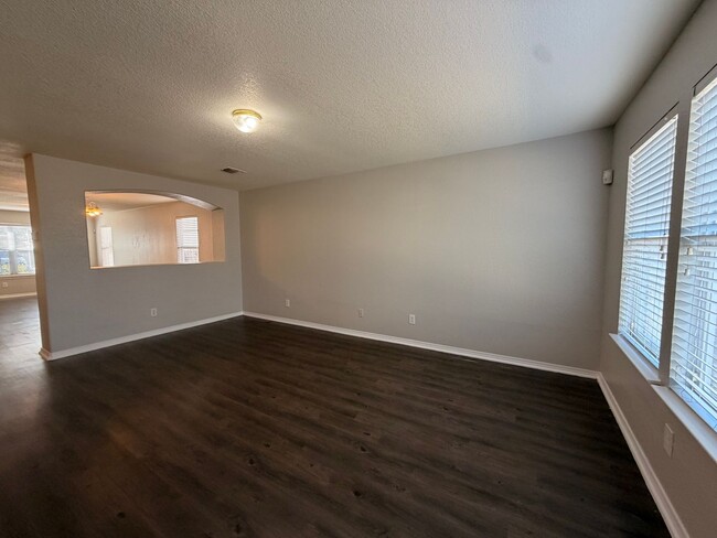 Building Photo - NICE 4 BEDROOM WITH EASY ACCESS TO LACKLAND AFB, SHOPPING, & SEA WORLD