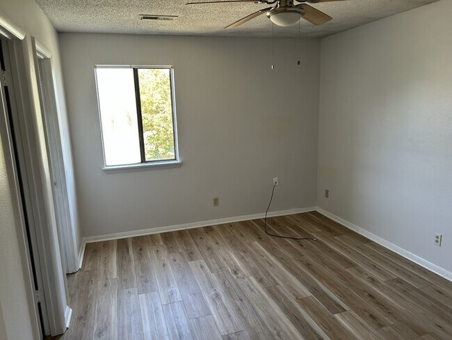 Building Photo - 3615 N Crestview Dr NW