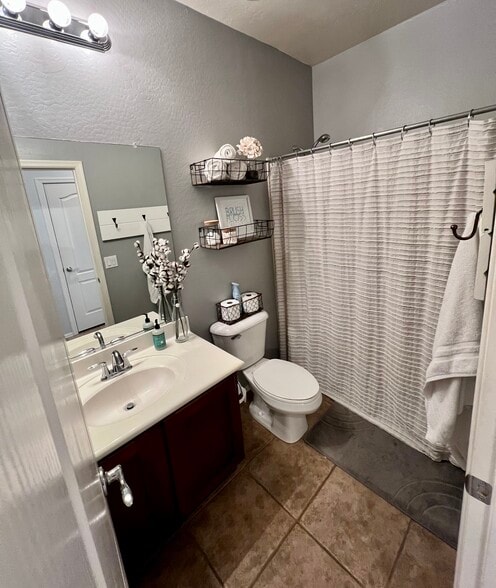 Building Photo - 4210 E Alamo St