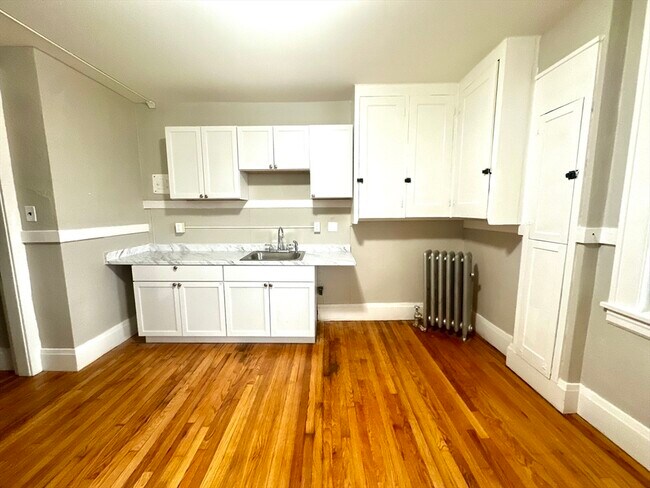 Building Photo - 589 Pleasant St