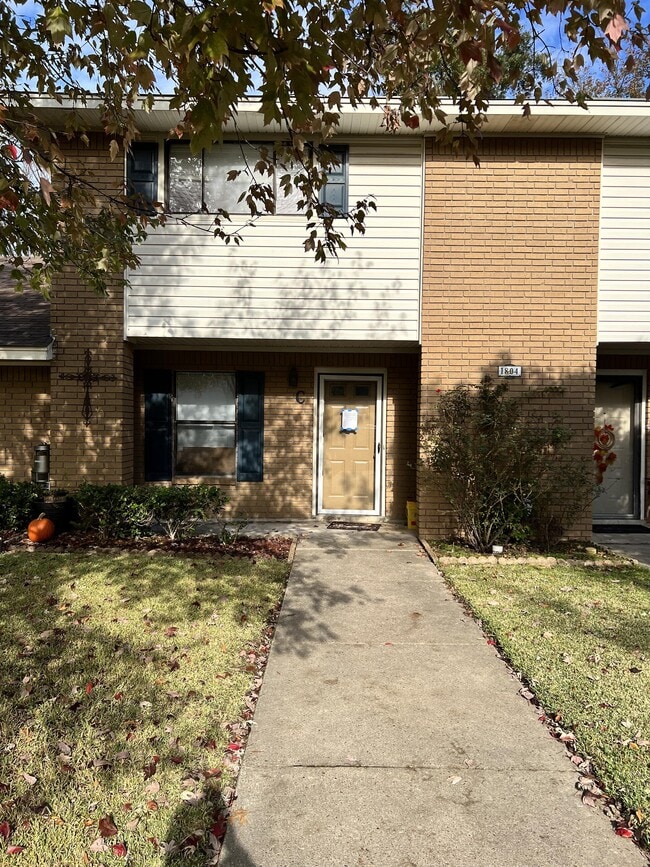 Building Photo - 1804 Woodhaven Dr