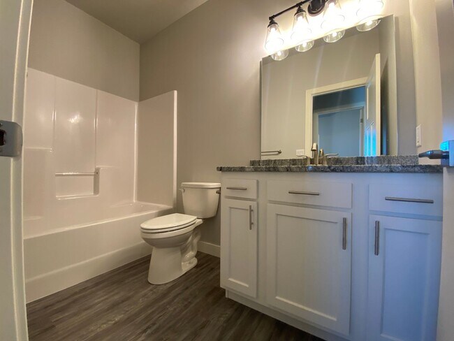 Building Photo - Updated 3 bed, 2 bath Horace Home!!