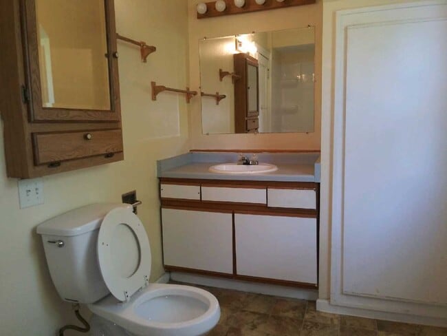 Building Photo - 2 Bedroom Home - Northwest Rockford