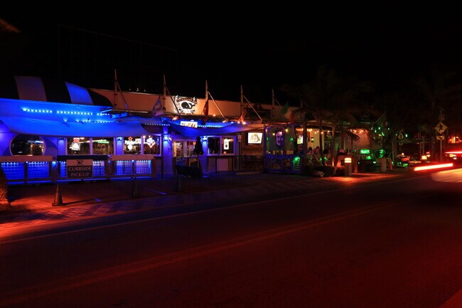 Building Photo - 1301 E Hillsboro Blvd