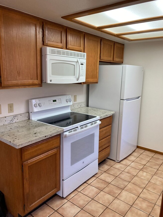 Building Photo - Gorgeous 2B/2B condo with Red Rock views, ...
