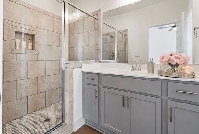 Building Photo - Self-tour this home in person with the Rently Tours App!