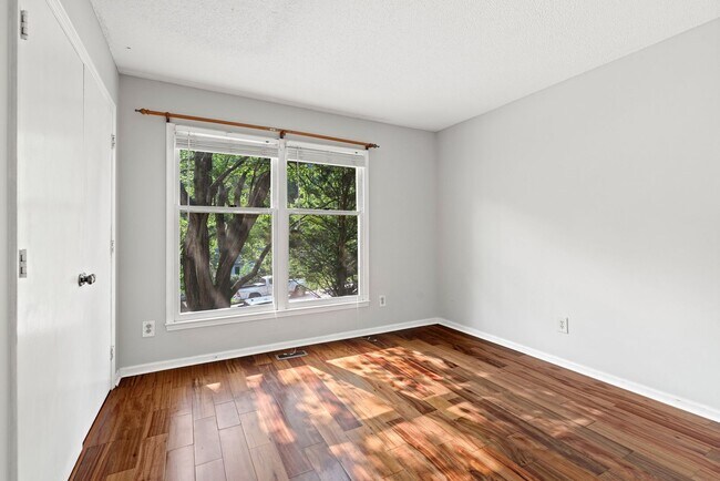 Building Photo - 7833 Foxwood Dr