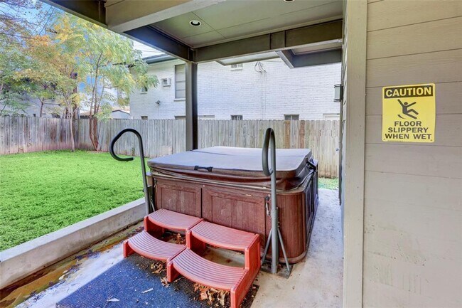 Building Photo - 602 W N Loop Blvd