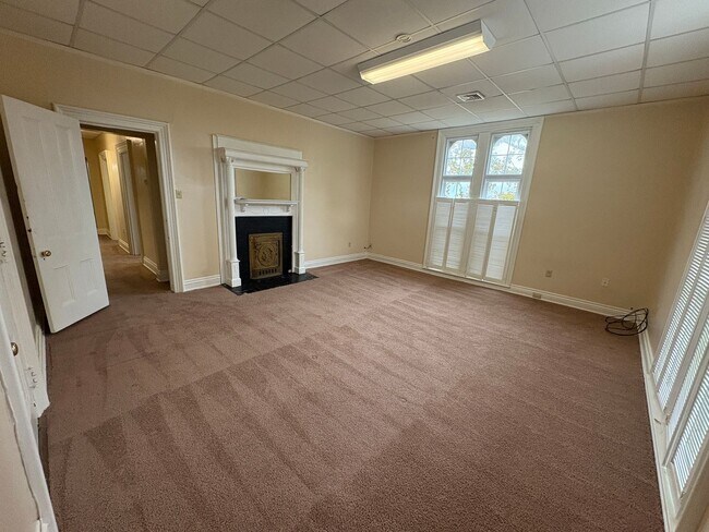 Building Photo - Apartment located inside beautiful historcal home in Lynchburg!