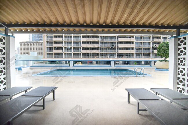 Building Photo - Updated Studio at Kapiolani Terrace