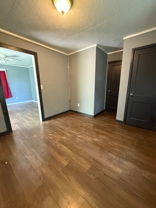 Building Photo - Charming 1 Bedroom Home