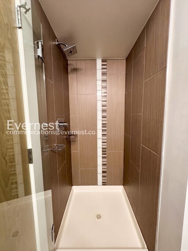 Building Photo - 3 Bed/3 Bath Townhome with Garage / Available Now!