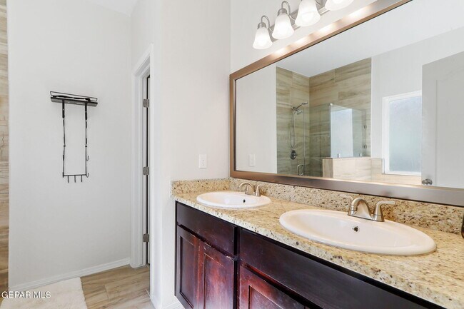 Building Photo - 13740 Villa Vista Ave